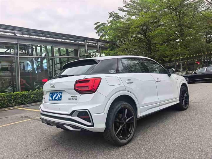 Photo 4 - Audi Q2L