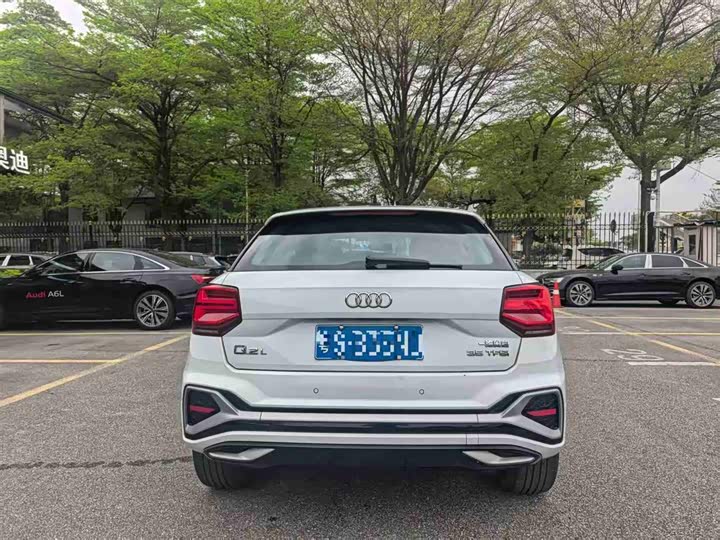 Photo 5 - Audi Q2L