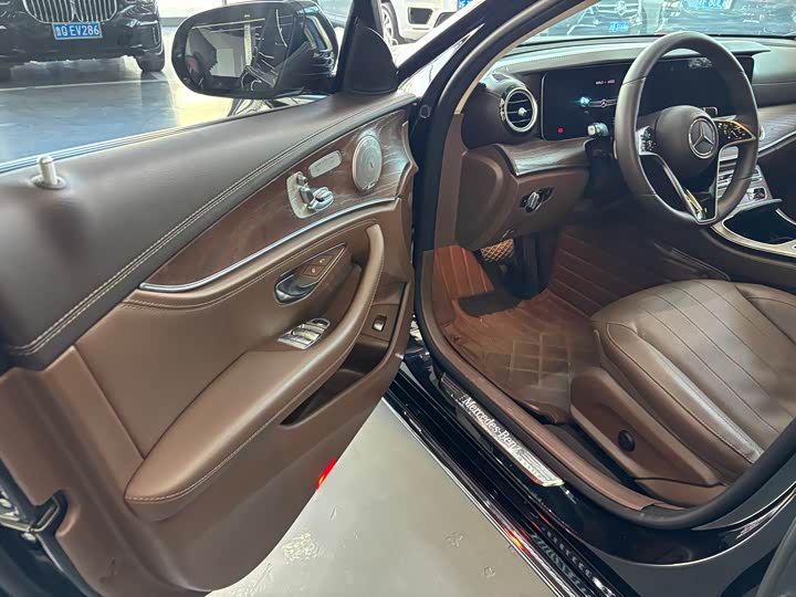 Photo 5 - Mercedes-Benz E-Class