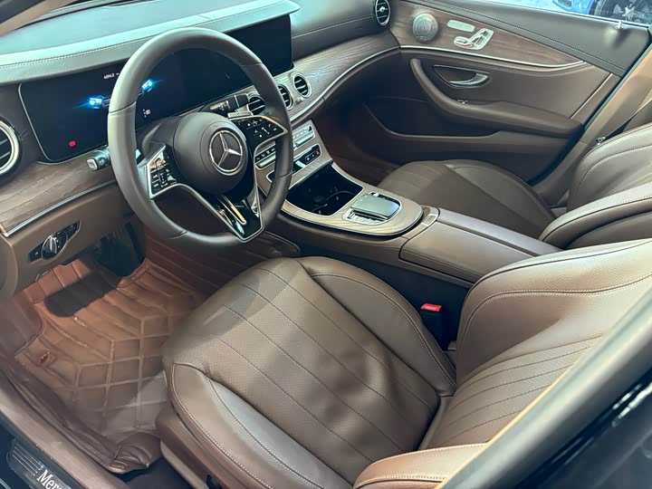 Photo 8 - Mercedes-Benz E-Class