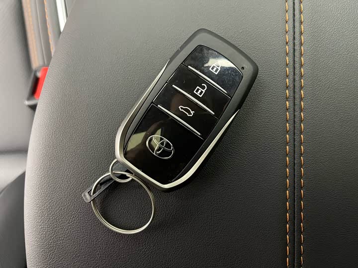 Photo 7 - Toyota Avalon