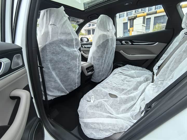 Photo 8 - Geely Atlas L