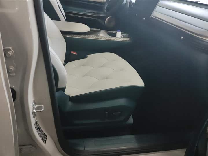 Photo 8 - Baojun Yunduo