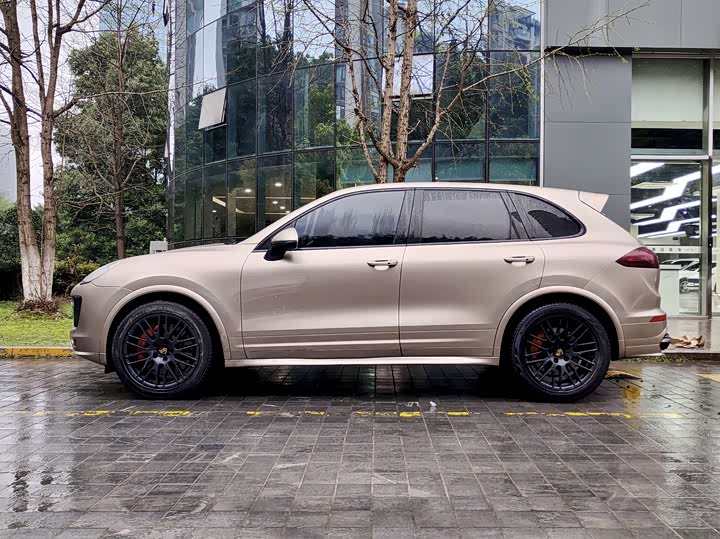 Photo 3 - Porsche Cayenne