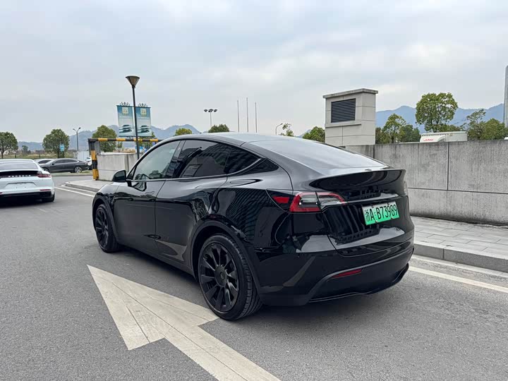 Photo 5 - Tesla Model Y