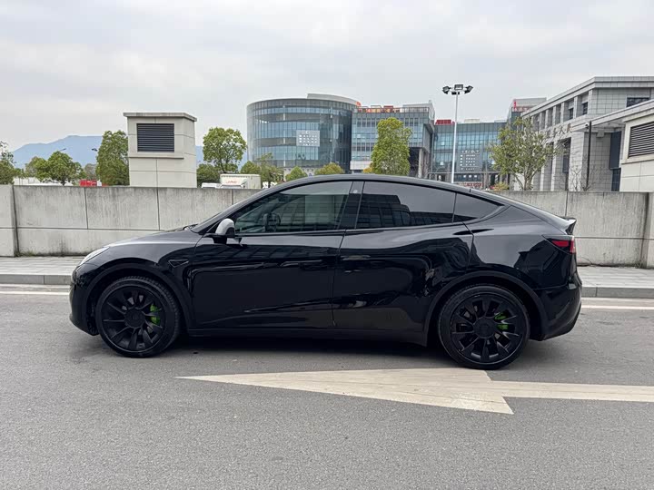 Photo 7 - Tesla Model Y