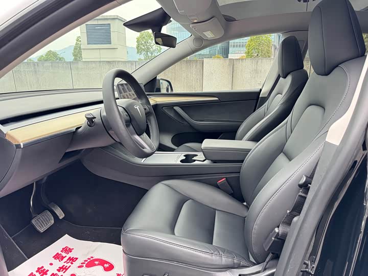 Photo 8 - Tesla Model Y