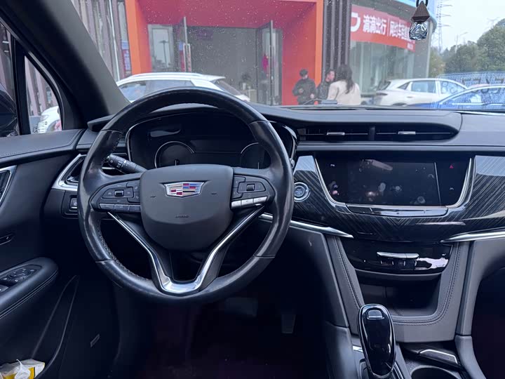 Photo 8 - Cadillac XT6