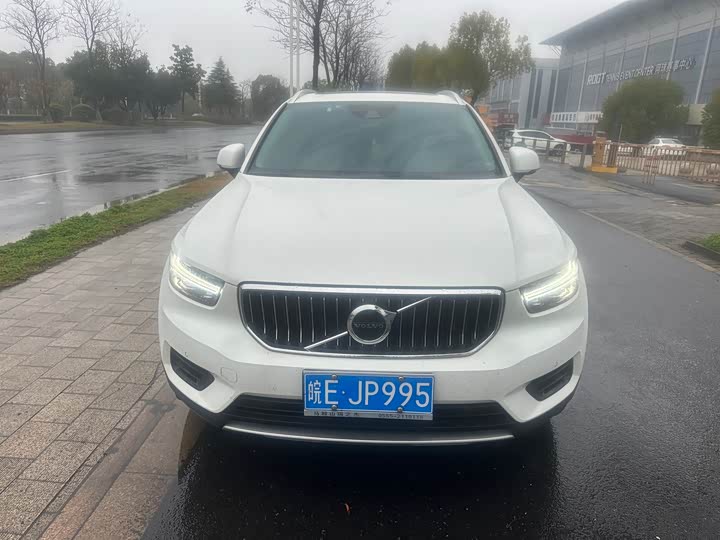 Photo 2 - Volvo XC40