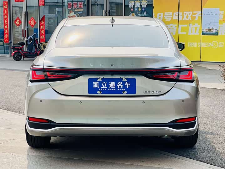 Фото 4 - Lexus ES