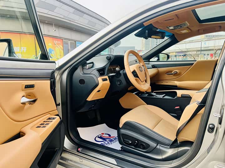 Фото 6 - Lexus ES