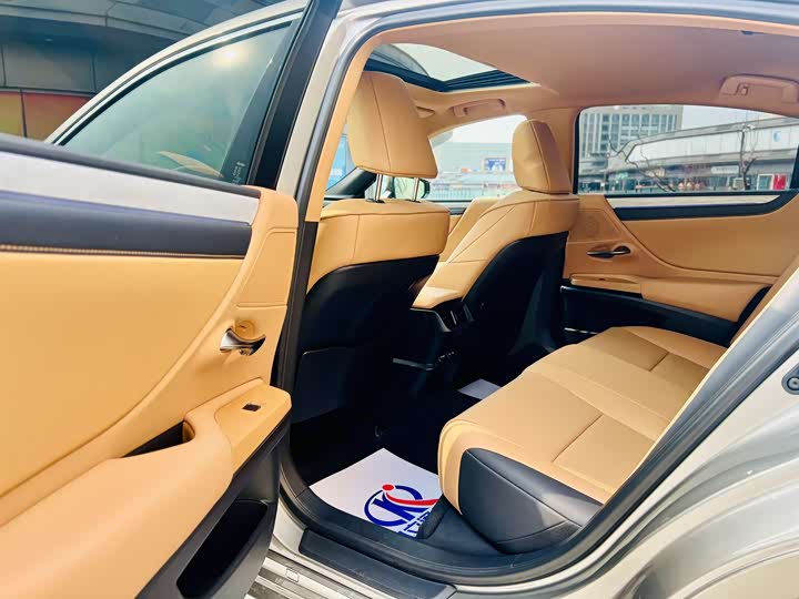 Фото 8 - Lexus ES