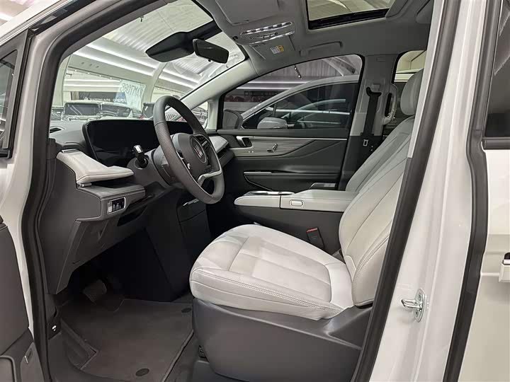 Фото 8 - Buick GL8 ES