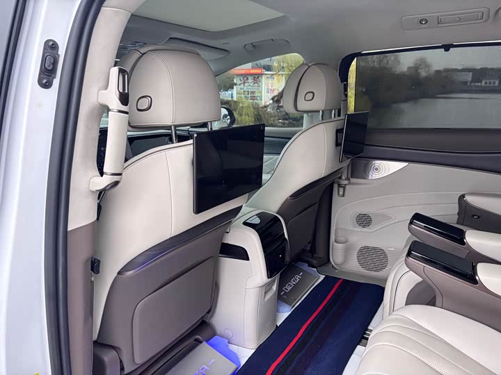 Фото 7 - Denza D9