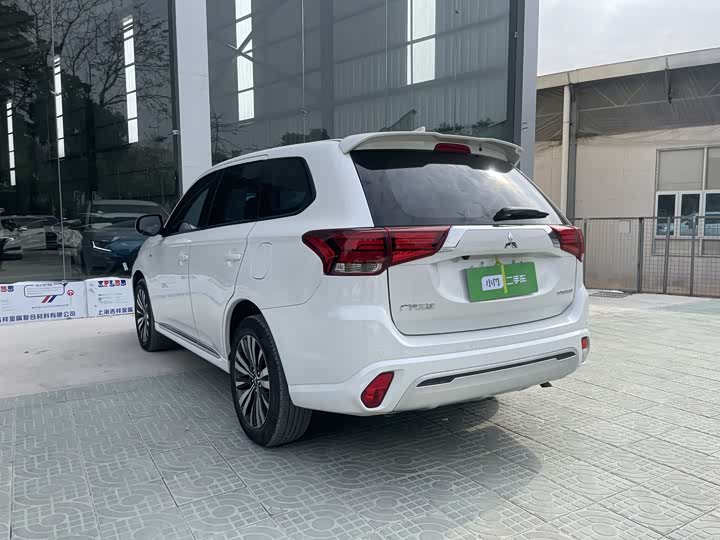 Фото 4 - Mitsubishi Outlander