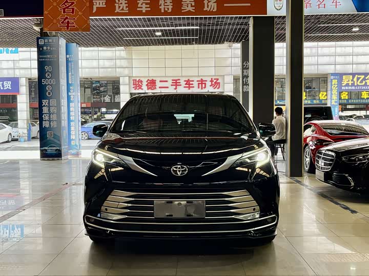 Photo 2 - Toyota Sienna