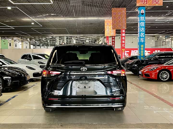 Photo 5 - Toyota Sienna