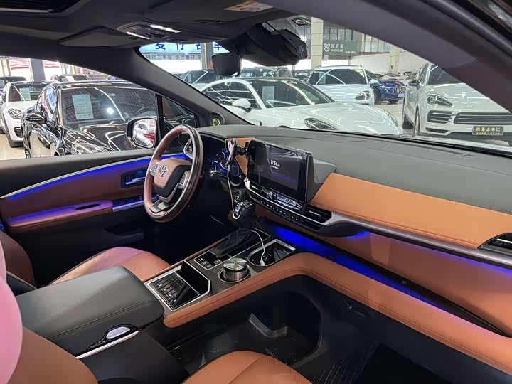 Photo 8 - Toyota Sienna