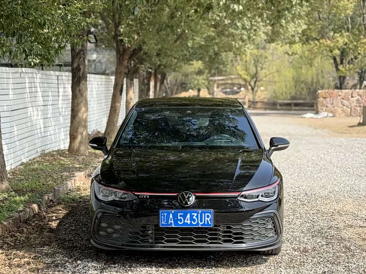 Photo 2 - Volkswagen Golf GTI