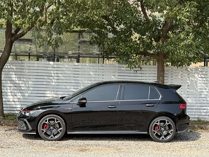Photo 3 - Volkswagen Golf GTI