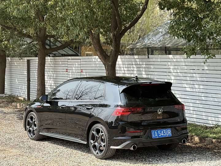Photo 4 - Volkswagen Golf GTI