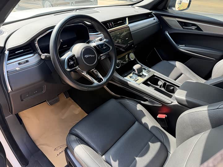 Фото 2 - Jaguar F-Pace