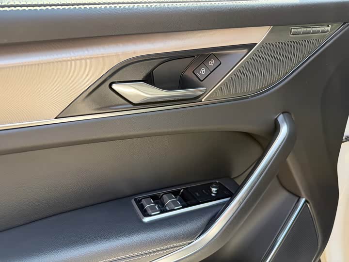 Фото 3 - Jaguar F-Pace