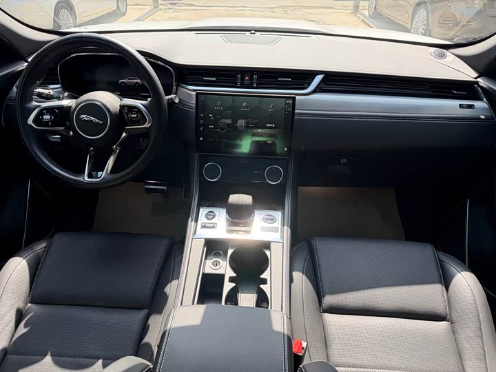 Фото 7 - Jaguar F-Pace