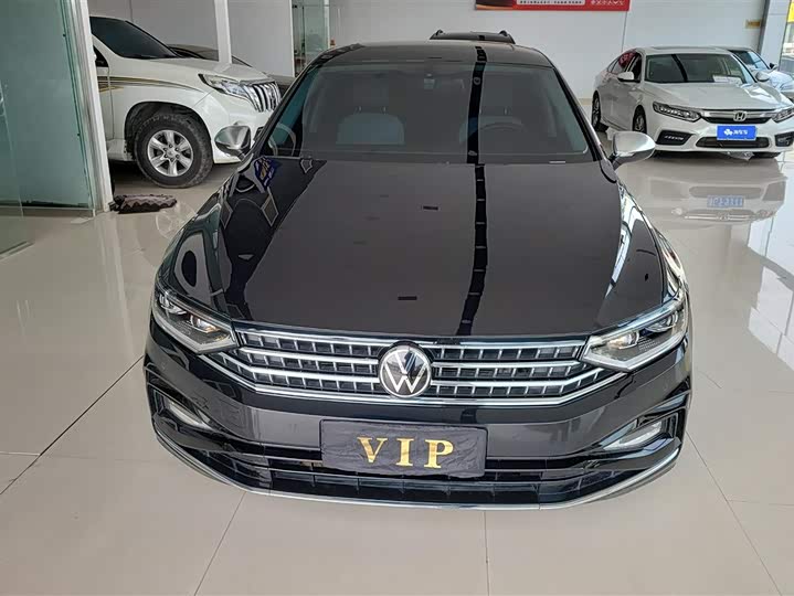 Photo 2 - Volkswagen Magotan