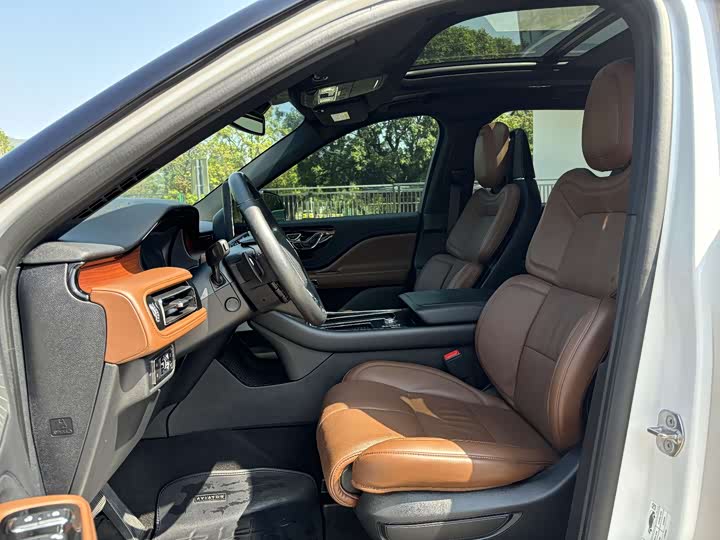 Фото 6 - Lincoln Aviator