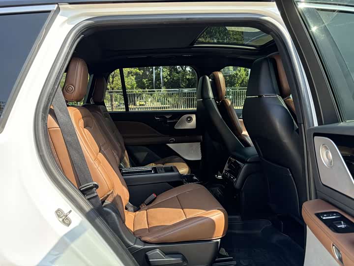 Фото 7 - Lincoln Aviator