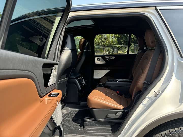 Фото 8 - Lincoln Aviator