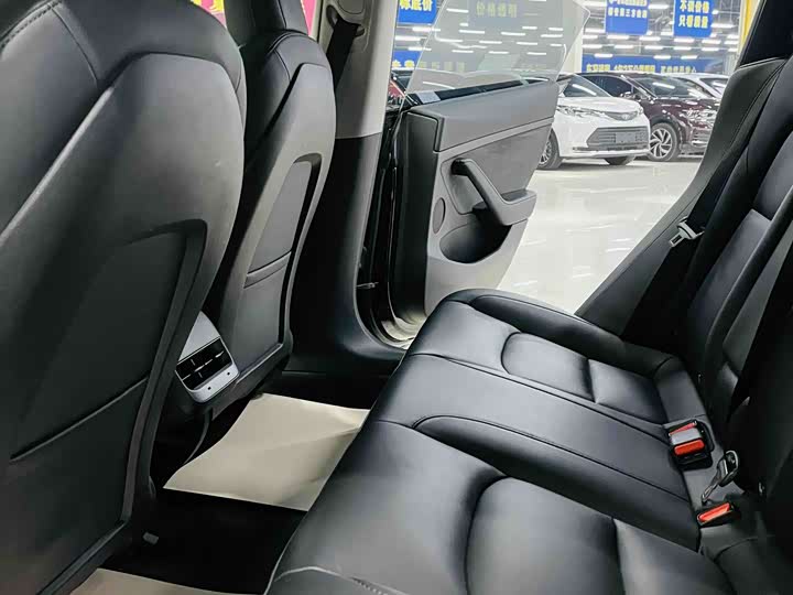 Фото 6 - Tesla Model 3