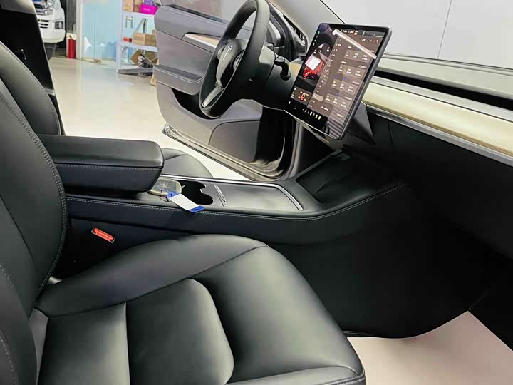 Фото 8 - Tesla Model 3