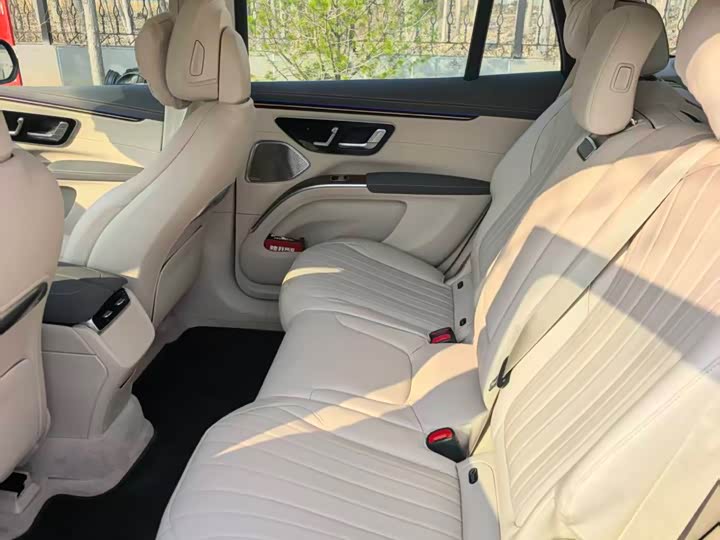 Photo 8 - Mercedes-Benz EQS SUV