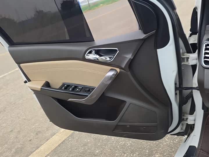 Photo 7 - Baojun 310W