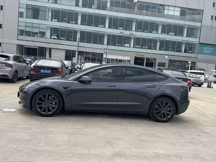 Фото 3 - Tesla Model 3