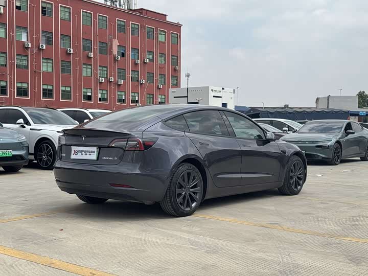 Фото 4 - Tesla Model 3
