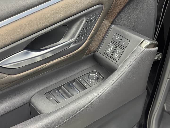 Toyota Vellfire 2024 2024款 皇冠 双擎 2.5L 至尊行政版