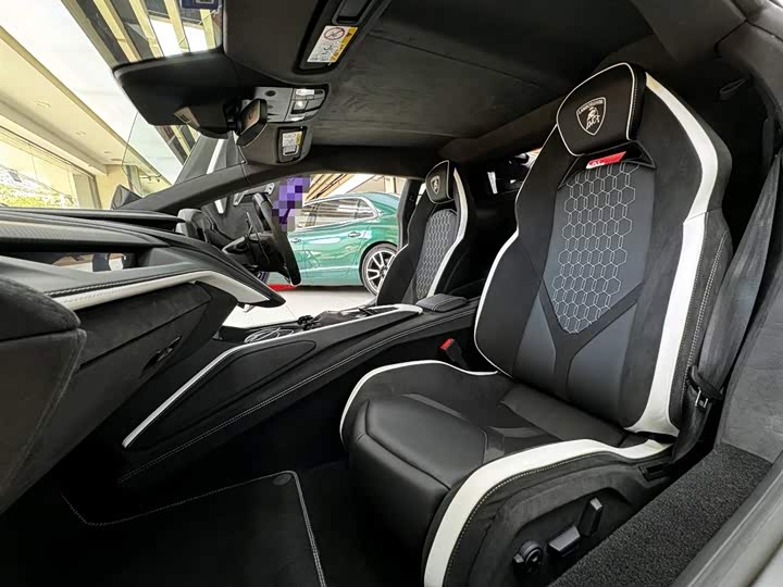 2023 Lamborghini Revuelto