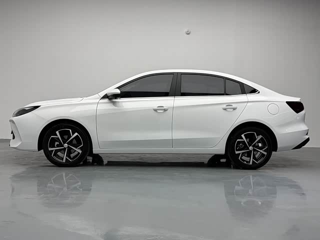 Фото 7 - Roewe i5