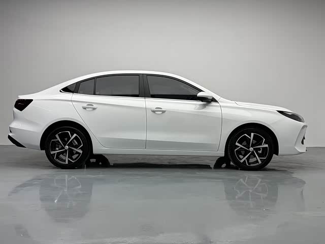 Фото 8 - Roewe i5