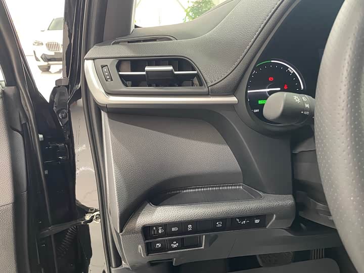 Фото 9 - Toyota Sienna