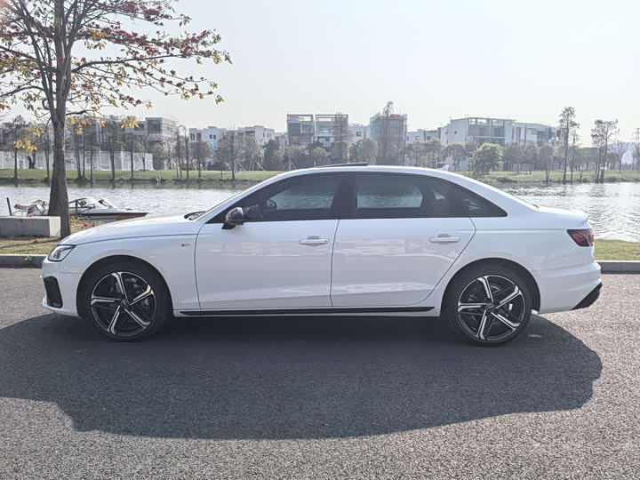 Фото 4 - Audi A4L