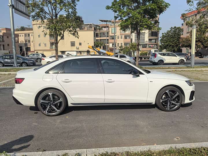 Фото 8 - Audi A4L