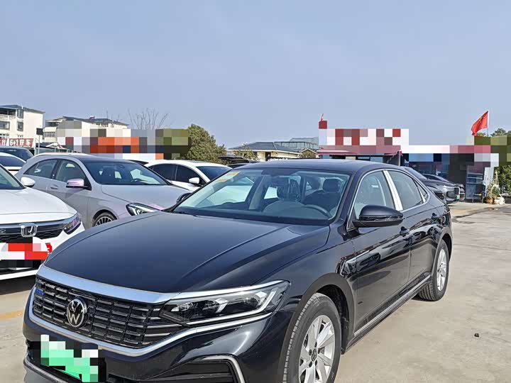 Photo 1 - Volkswagen Passat Hybrid