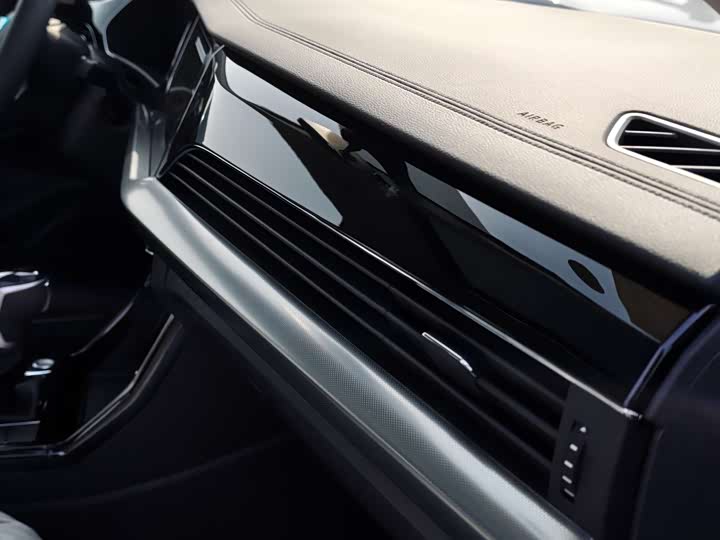 Photo 3 - Volkswagen Passat Hybrid