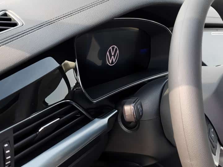 Photo 5 - Volkswagen Passat Hybrid