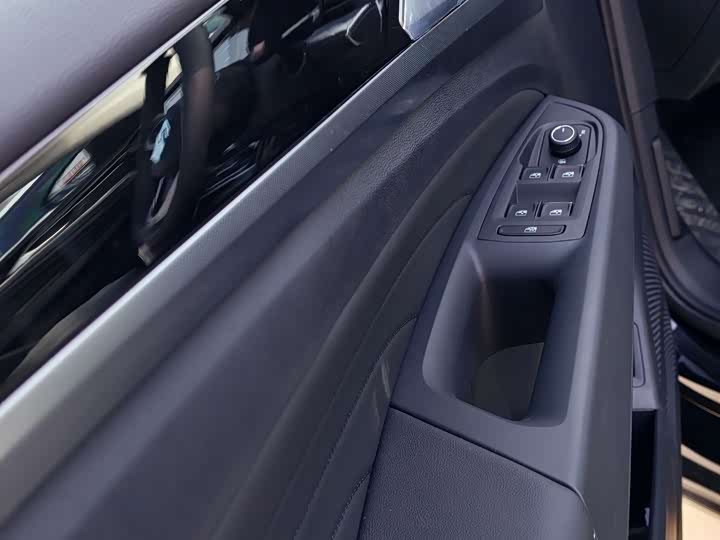 Photo 6 - Volkswagen Passat Hybrid