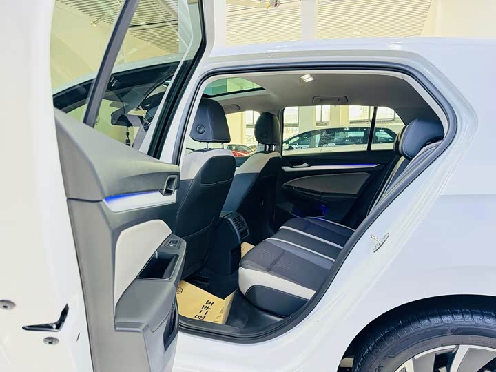 Фото 7 - Volkswagen Golf
